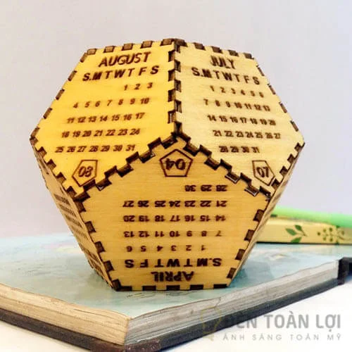 Lịch gỗ phong thủy cao cấp để bàn 2019