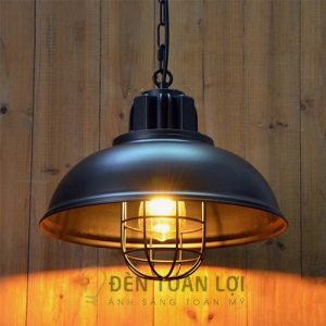 Đèn thả: Mẫu đèn thả sắt có lồng bảo vệ bóng trang trí bàn ăn, quán cafe