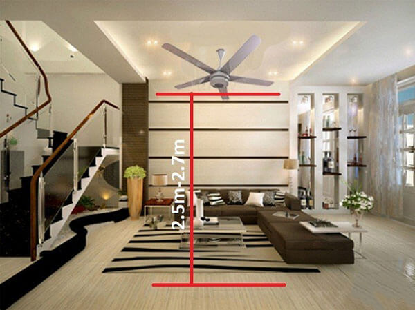 Đèn quạt trần lắp trong phòng khách căn hộ chung cư