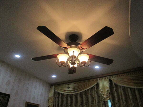 Đèn LED tích hợp ngay giữa thân quạt
