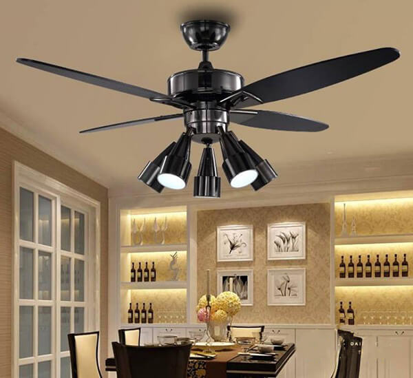 Đèn quạt trần trong phòng khách hiện đại