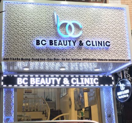 Đèn trang trí shop quần áo ở bảng hiệu
