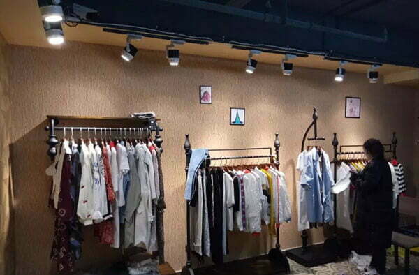 Đèn rọi ray chiếu sáng nổi bật shop thời trang