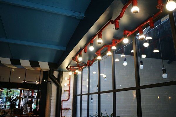 Đèn rọi ray chiếu vào quầy pha chế