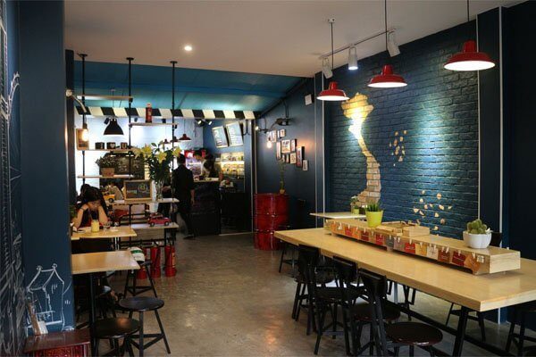 Cụm đèn thả trên bàn quán trà