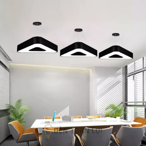 Đèn led thả tam giác tại showroom Đèn Toàn Lợi