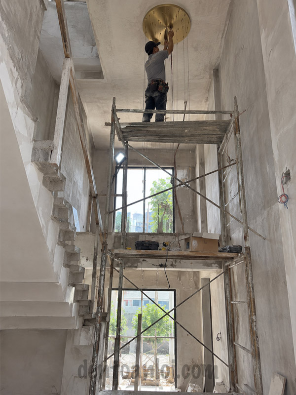 Lắp đèn thả thông tầng khi nhà còn giàn giáo