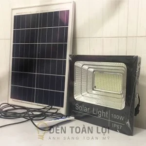 Mẫu đèn pha năng lượng mặt trời 100W giá rẻ Toàn Lợi