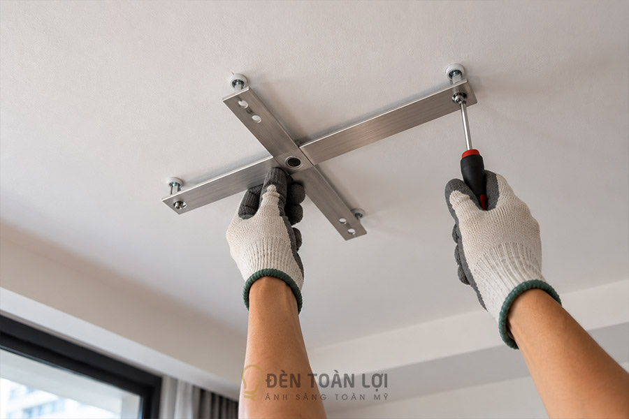 Đèn Ốp Trần Phòng Khách: Chọn Cỡ, Chọn Mẫu Và Cách Lắp