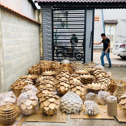 Đèn Gỗ: Mẫu đèn gỗ hoa sen thả trần hoặc treo vách loại lớn TL069