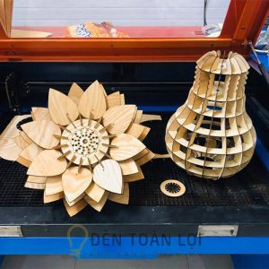 Đèn Gỗ: Mẫu đèn gỗ hoa sen thả trần hoặc treo vách cỡ nhỏ TL068