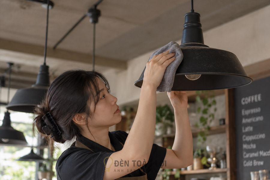 Vệ sinh đèn thả quán cafe