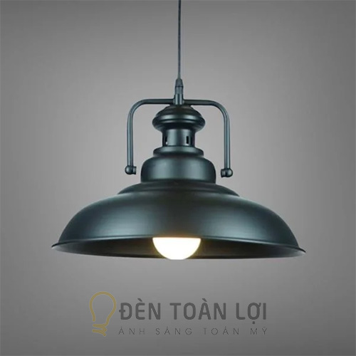 Đèn thả chao retro treo trên nền tường xám trong quán cafe