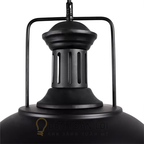 Cận cảnh cổ đèn có khe xẻ dọc và quai sắt của đèn thả cổ điển