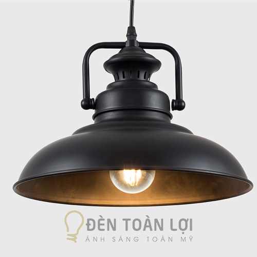 Lòng chao đen của đèn thả retro, ánh vàng từ bóng Edison hắt lên