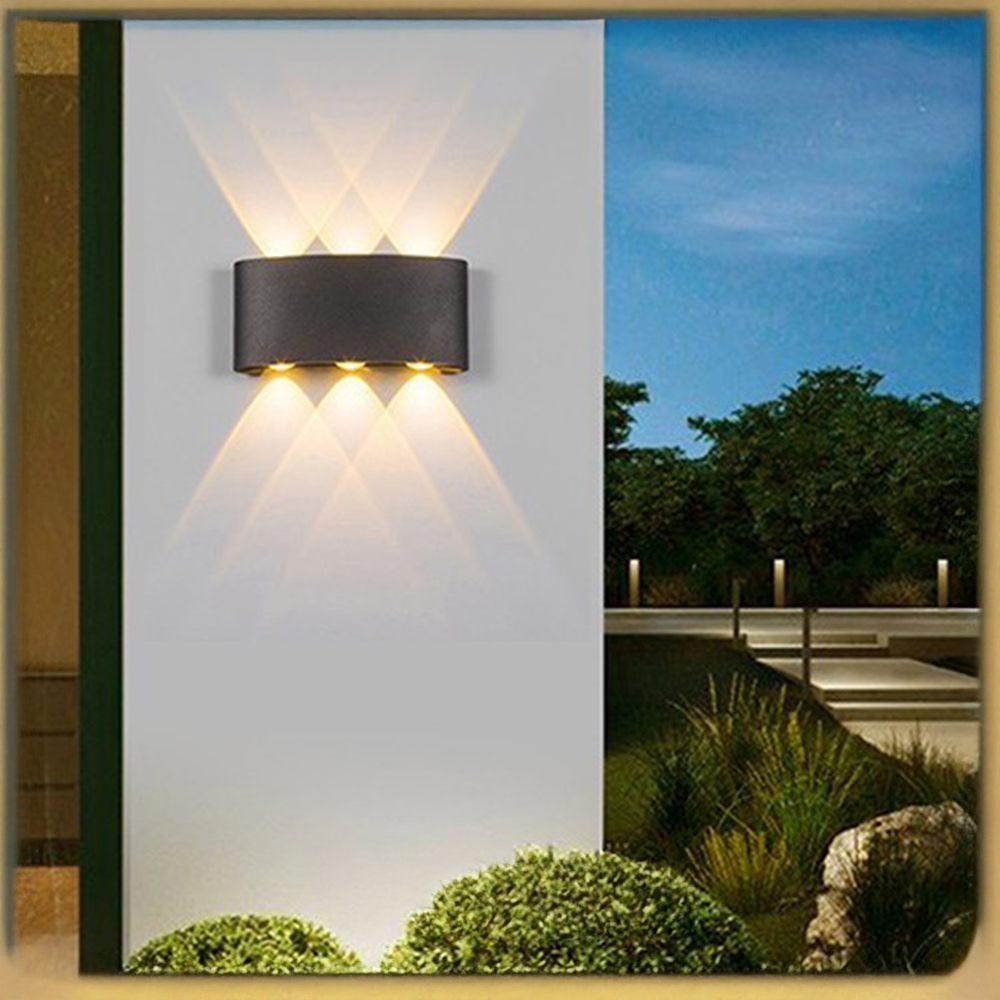 Mẫu đèn vách hắt tường 6 tia cho ánh sáng lên/xuống thành 6 chùm tia độc đáo. Loại đèn này rất được ưa chuộng để tạo hiệu ứng ánh sáng trang trí ở vách phòng khách hoặc tường rào ngoài trời