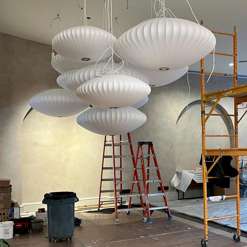 Bộ đèn vải nhiều kiểu treo ngẫu nhiên trang trí sảnh khách sạn